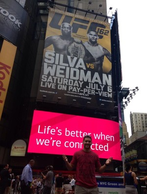 Chris Weidman pôster UFC 162 Times Square (Foto: Reprodução / Twitter)