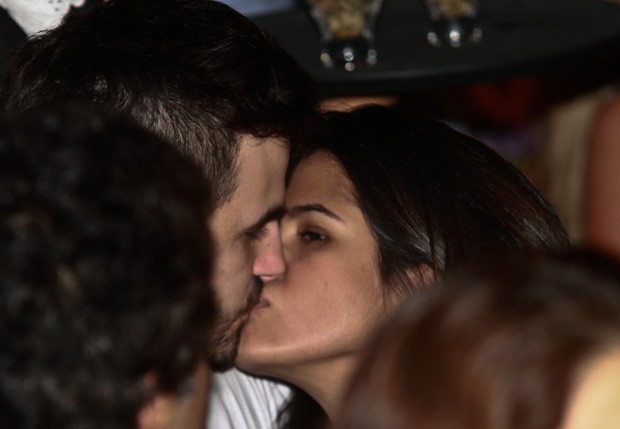 Depois do show, Antonia beija o namorado Romeu Bentes (Foto: Cláudio Augusto/Foto Rio News)