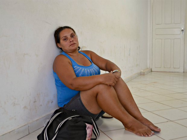 Maria Nogueira, de 37 anos, sentou no chão da agência e chorou após ser informada que não seria atendida (Foto: Caio Fulgêncio/G1)