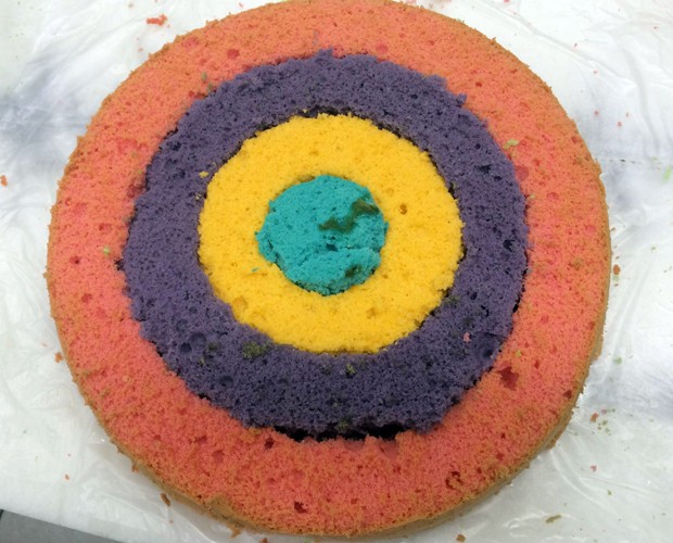 O bolo fica ainda mais bonito se a cor não for repetida em camadas próximas (Foto: Gshow)