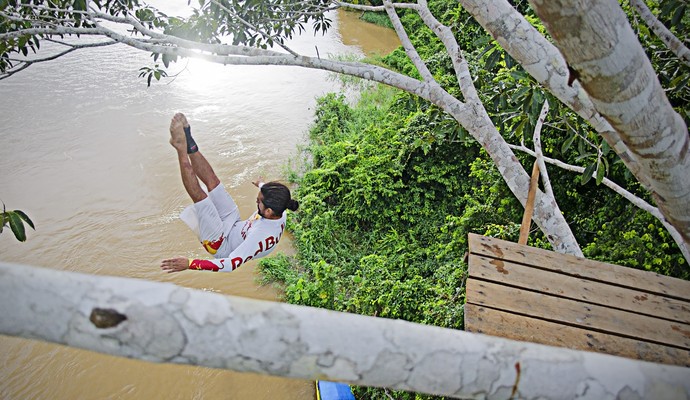orlando duque salto no rio amazonas (Foto: Fabio Piva / Divulgação)