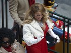 Mariah Carey usa decotão em parada tradicional de Thanksgiving 
