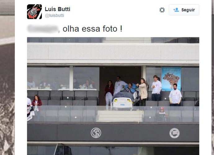 Em maca, torcedor assiste ao jogo do Corinthians na Arena; veja foto