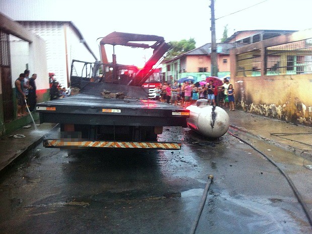 Chamas foram controladas instantes após explosão (Foto: Divulgação/Corpo de Bombeiros)