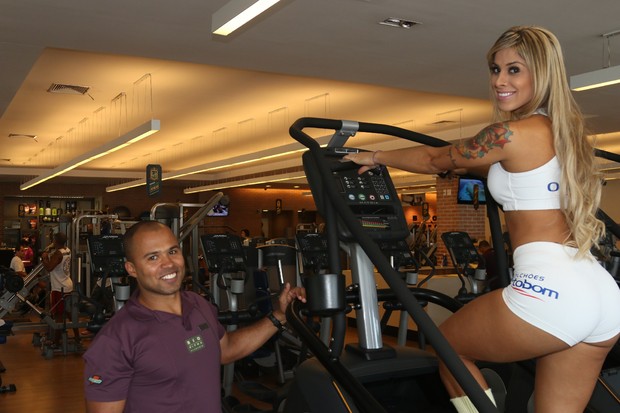 Vanessa se prepara para ser ring girl (Foto: Fred Pontes)