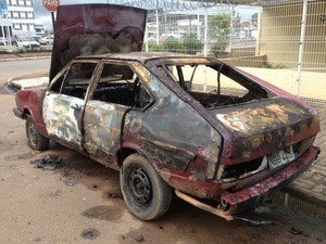 Seis veículos foram incendiados na madrugada do dia 20 de fevereiro e a polícia ainda não identificou os suspeitos (Foto: Larissa Matarésio/G1)