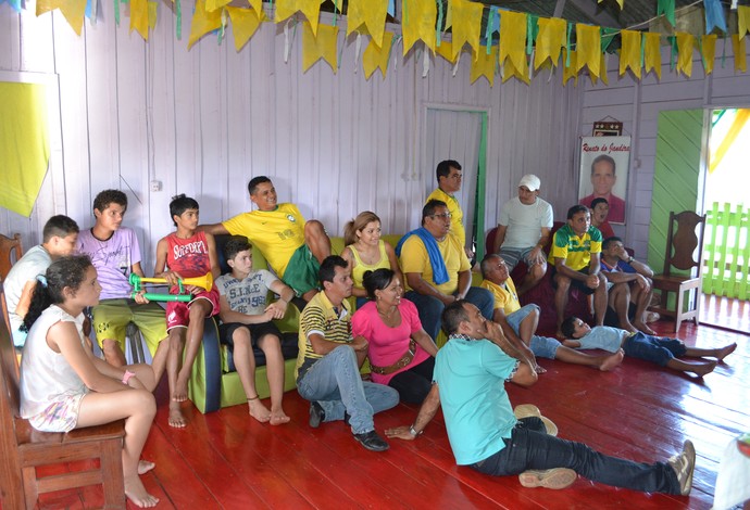 Jogo do Brasil na comunidade de Jandira, no Amazonas (Foto: Ivan Raupp)
