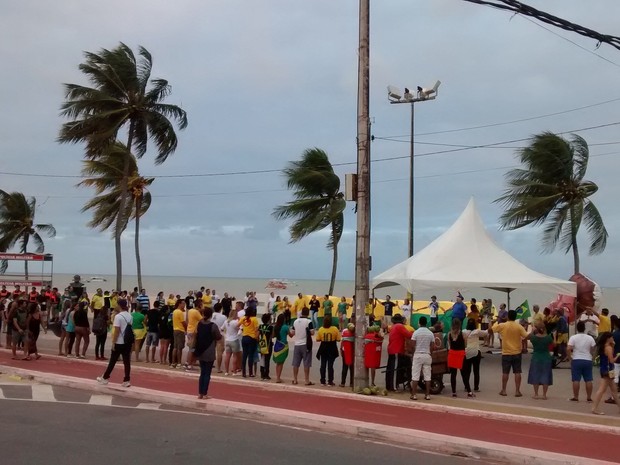 Manifesto aconteceu no Busto de Tamandaré, na orla de Joao Pessoa (Foto: Juliana Brito) Manifesto aconteceu no Busto de Tamandaré, na orla de Joao Pessoa (Foto: Juliana Brito)