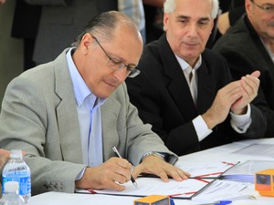 Geraldo Alckmin assina decreto (Foto: Carlos Santos/ G1)