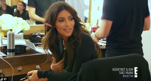 Kim Kardashian em seu programa de TV (Foto: Reprodução)