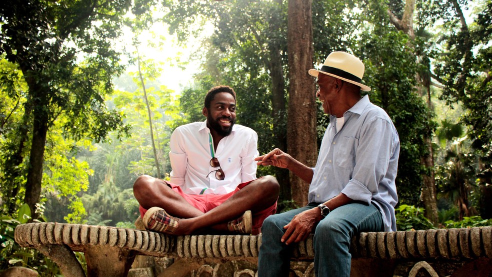 O ator L&aacute;zaro Ramos (&agrave; esquerda) participa do evento liter&aacute;rio em Joinville (Foto: Matheus Brant/Divulga&ccedil;&atilde;o)