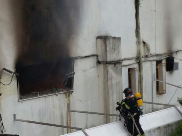 Bombeiros foram rapidamente deslocados até o supermercado em Santos (Foto: Adriana Cutino / G1)