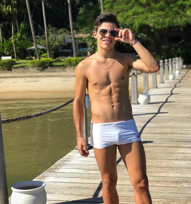 Thomaz Costa Viaja Com Larissa Manoela E Mostra Boa Forma De Sunga