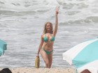 Aos 40, Letícia Spiller usa biquíni e exibe boa forma durante gravação de comercial na praia
