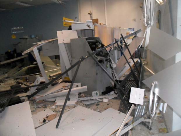 Criminosos invadiram agência e explodiram caixas eletrônicos em Candeias (Foto: Polícia Militar) Criminosos invadiram agência e explodiram caixas eletrônicos em Candeias (Foto: Polícia Militar)