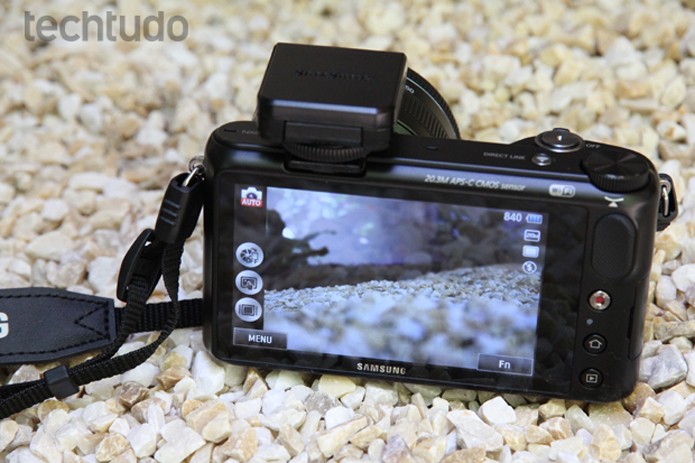 A tela da Samsung NX2000 de 3,7", a maior de sua categoria (Foto: Luciana Maline/TechTudo) A tela da Samsung NX2000 de 3,7", a maior de sua categoria (Foto: Luciana Maline/TechTudo)