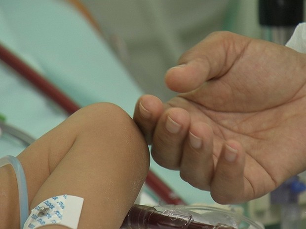 Bebê aguarda transplante com 'coração artificial' há um mês no CE (Foto: Reprodução/TV Verdes Mares)