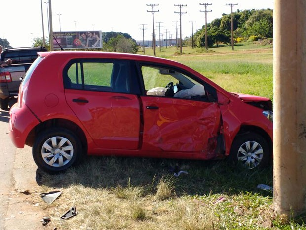 Carro desvirado após acidente em trecho a BR-070 em Brasília nesta terça-feira (31); veículo tombou sobre moto, deixando dois feridos (Foto: Beatriz Pataro/G1) Carro desvirado após acidente em trecho a BR-070 em Brasília nesta terça-feira (31); veículo tombou sobre moto, deixando dois feridos (Foto: Beatriz Pataro/G1)
