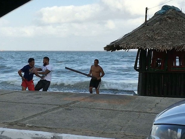 Homem chuta suspeito de assalto em praia de São Luís (MA) (Foto: Reprodução / TV Mirante)