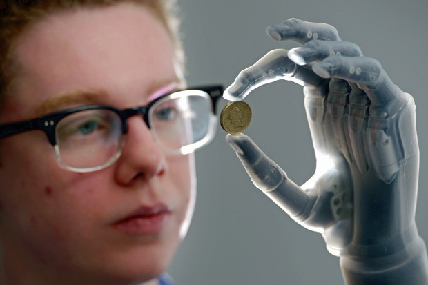 Controle dado pela prótese permite pegar moedas (Foto: Jeff J Mitchell/Getty Images)