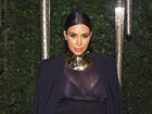 Grávida, Kim Kardashian usa decotão em festa com irmãs e outras famosas