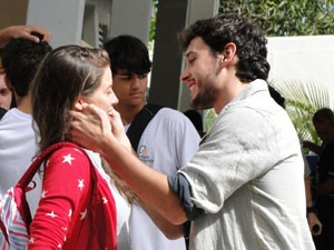 Nélio chega pertinho de Ju e deixa Dinho com ciúmes (Foto: Malhação / Tv Globo)