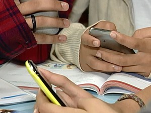Lei que proíbe uso de celulares nas escolas públicas do AC é sancionada
