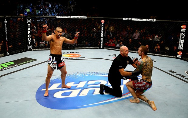 UFC  Eddie Wineland e Renan Barao (Foto: Agência Getty Images)