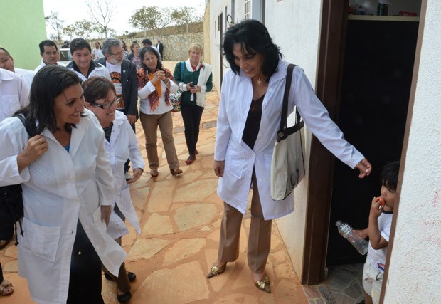 Médicos estrangeiros em unidade de saúde do índio, em Brasília. (Foto: AFP Photo/Evaristo Sa)