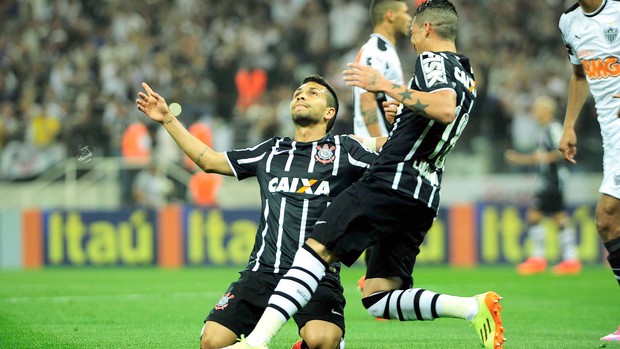 Petros comemora gol do Corinthians contra o Atlético-mg (Foto: Marcos Ribolli)