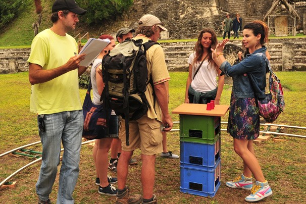 Sthefany Brito conversa com a equipe de gravação de Flor do Caribe na Guatemala (Foto: João Miguel JR./Rede Globo)