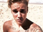 Justin Bieber faz selfie sem camisa