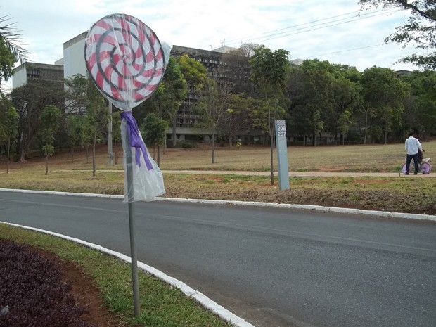 Placa de trânsito coberta com desenho de pirulito na Asa Norte, em Brasília (Foto: Rafaela Céo/G1)