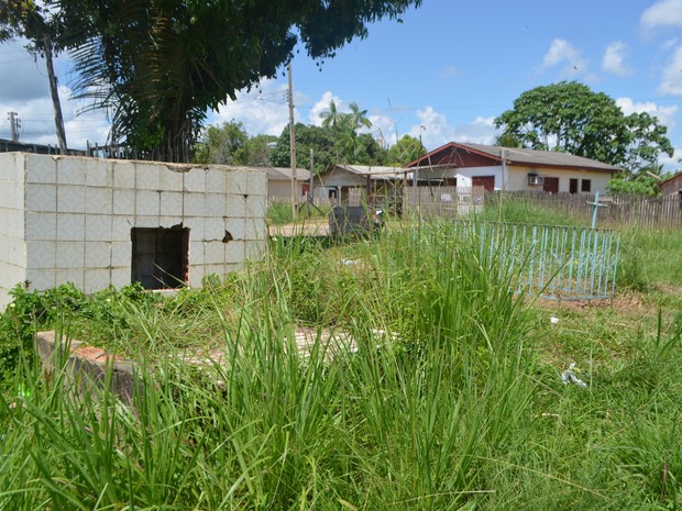 Capela de cemintério também está em ruínas  (Foto: Anny Barbosa/G1)