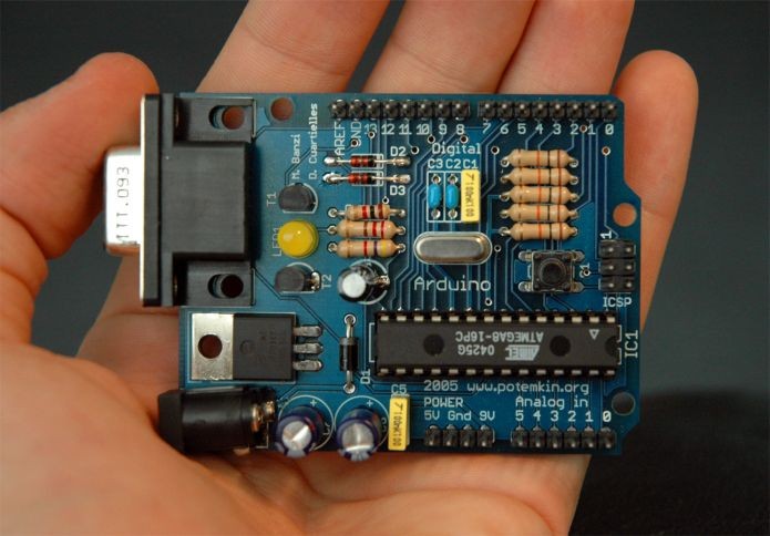 Arduino é uma placa com software de código aberto que pode se comunicar com outras máquinas (Foto: Wikimedia Commons)