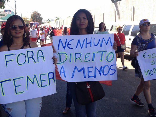 Mulheres protestam contra Michel Temer e defendem os direitos dos trabalhadores, em Goiânia, Goiás (Foto: Vitor Santana/ G1)