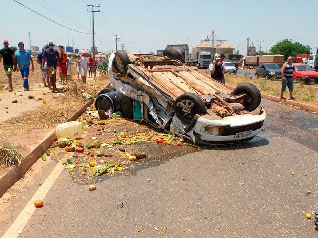 Carro capotou ao colidir com carreta que estava na contramão (Foto: Edivaldo Braga/Blogbraga)