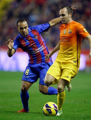 abil El Zhar e Iniesta Barcelona x Levante (Foto: AFP)