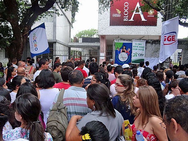 Vestibular da UFPE; candidatos esperam para entrar, na Unicap (Foto: Katherine Coutinho / G1)