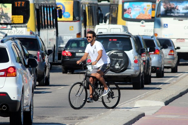 Marcos Palmeira pedala na orla (Foto: Fabio Moreno / Foto Rio News)