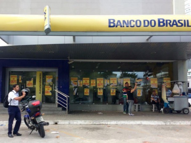 Greve dos bancários completa 22 dias. Em Fortaleza, clientes seguem com dificuldades para pagar as contas (Foto: Viviane Sobral/G1 Ceará)