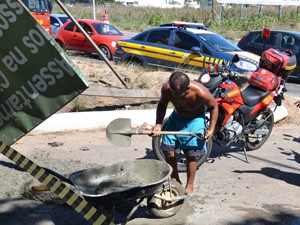 Pessoas levaram cimento que estava no caminhão (Foto: Walter Paparazzo/G1)