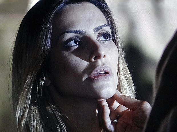 Bianca não entende as tradições de Zyah (Foto: Salve Jorge/TV Globo)