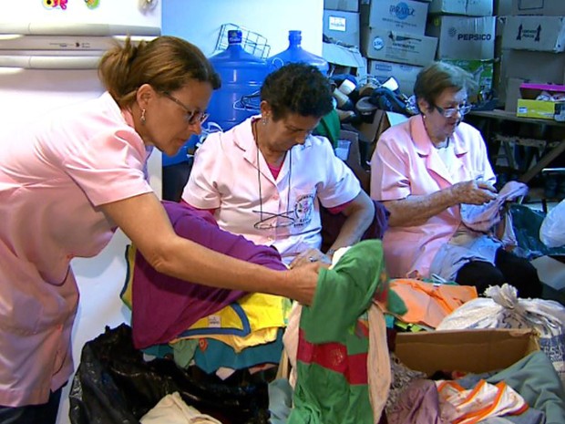 Voluntárias separam peças de roupas doadas para encaminhas ao bazar (Foto: Antonio Luiz/EPTV) Voluntárias separam peças de roupas doadas para encaminhas ao bazar (Foto: Antonio Luiz/EPTV)