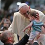 Papa Francisco abençoa e beija crianças durante trajeto (Clayton de Souza/Estadão Conteúdo) Papa Francisco abençoa e beija crianças durante trajeto (Clayton de Souza/Estadão Conteúdo)