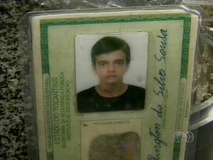 Com Rafael Moraes a polícia encontrou uma identidade falsa com a foto do estudante (Foto: Reprodução/TV Anhanguera)
