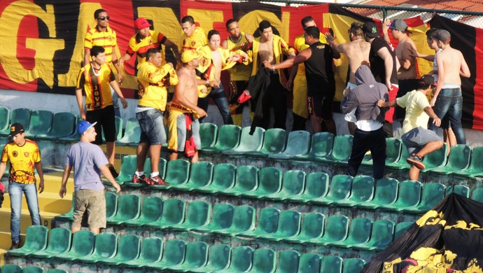 Figueirense x Sport briga entre torcedores do Sport (Foto: Renan Koerich)
