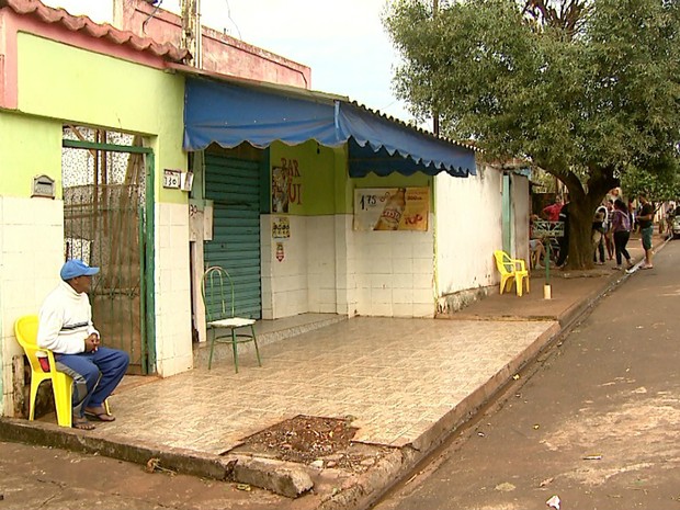 Familiares das vítimas dizem que motorista ingeria bebida alcoólica em bar antes do acidente (Foto: Reprodução/EPTV) Familiares das vítimas dizem que motorista ingeria bebida alcoólica em bar antes do acidente (Foto: Reprodução/EPTV)