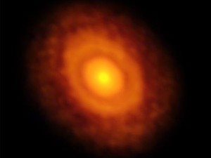Explosão da estrela V883 Orionis levou ao fenômeno (Foto:  Alma)