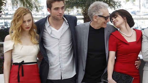 25 de maio -  Os atores Emily Hampshire, Robert Pattinson e Sarah Gadon e o diretor David Cronenberg (de óculos escuros) em chegada ao Festival de Cannes; eles divulgam o longa 'Cosmopolis' no evento (Foto: Christian Hartmann/Reuters)